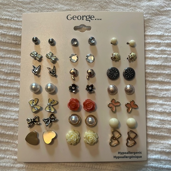 BRAND NEW Studs - Picture 1 of 1